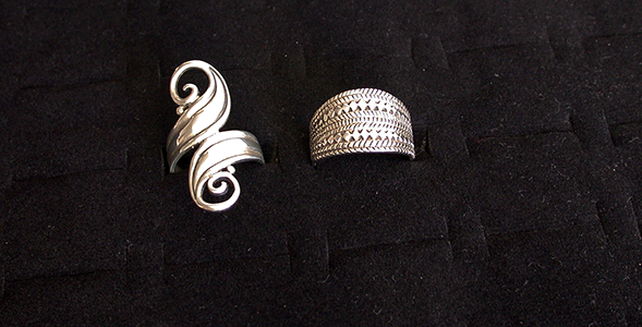 Ringdisplay med skåror för ringar. - 3