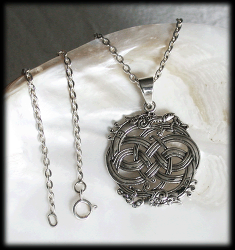 6.8 gr. Nidhög i Urnes stil. Halsband i Äkta silver. - 3