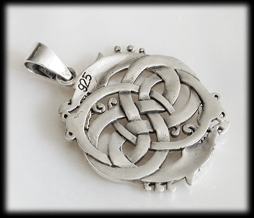 6.8 gr. Nidhög i Urnes stil. Halsband i Äkta silver. - 2