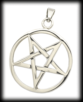 37 mm. Upp och ned vänt Pentagram hänge i rostfritt stål.