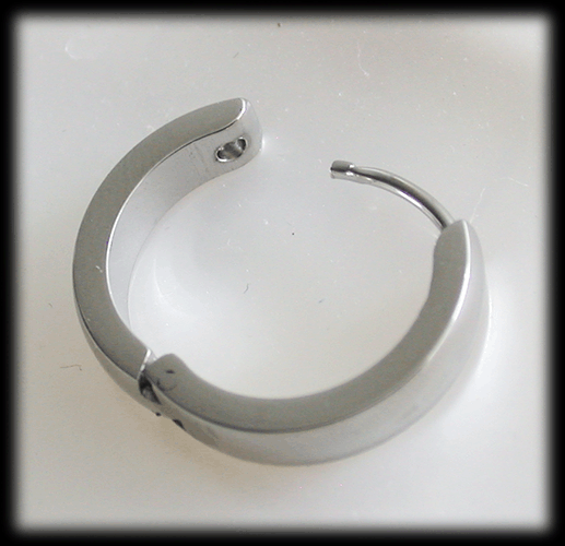 2.5 mm. Blanka lite större stålörhängen. - 3