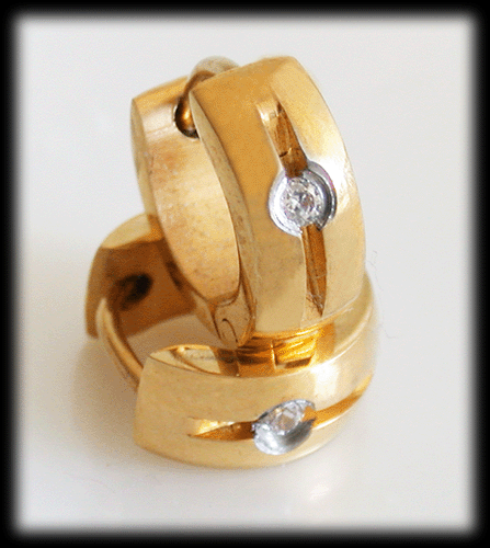 4.0 mm. Guldfärgade stålörhängen med Bling. - 3
