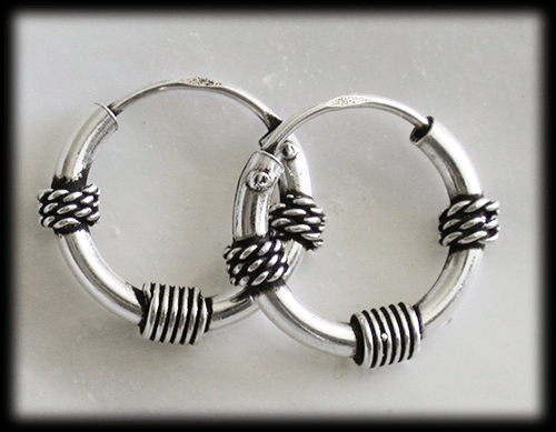 13 mm. Mönstrad öronring. - 2