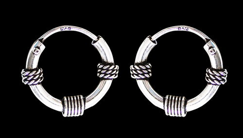 13 mm. Mönstrad öronring.