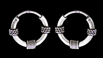 13 mm. Mönstrad öronring.