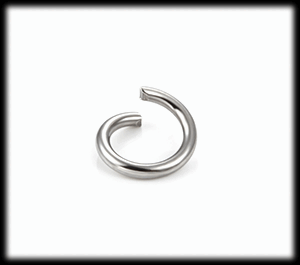 6 mm. Smyckes ring i rostfritt stål.