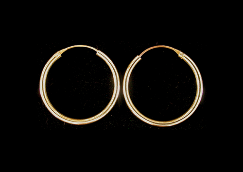 15 mm. Släta öronringar i brons.