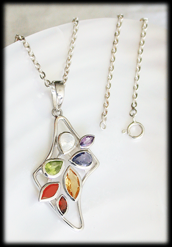 Konstnärligt och mycket elegant halsband med chakra stenar. - 4