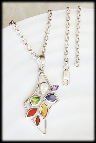 Konstnärligt och mycket elegant halsband med chakra stenar. - 3