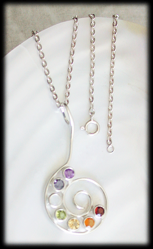 Spiral halsband med chakra stenar. - 5