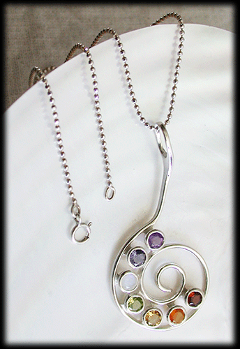 Spiral halsband med chakra stenar. - 4