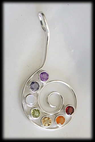 Spiral halsband med chakra stenar. - 2