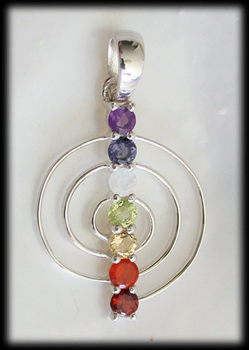 Nätt spiral hänge med chakra stenar. - 2