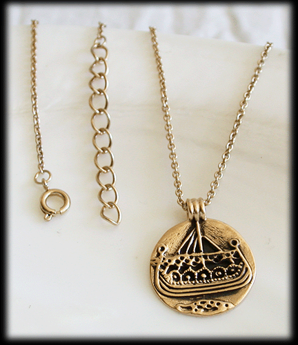 Halsband med vikingaskepp i brons. - 3
