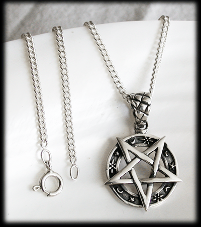 21.5 mm. Upp och nedvänt Pentagram hänge i Äkta silver. - 2