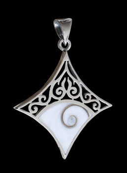 Halsband med Shiva snäcka.