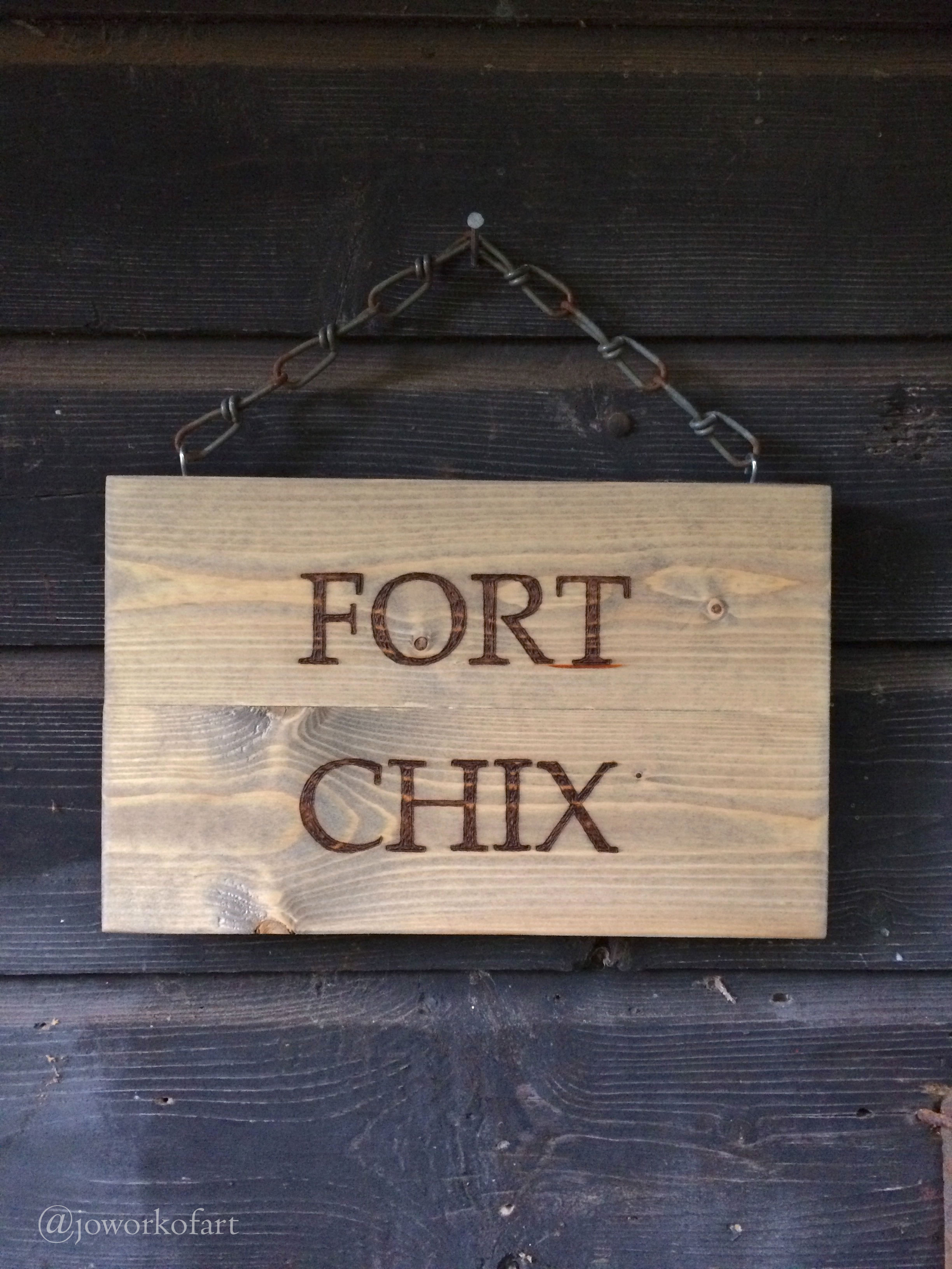 Hönsskylt i trä " Fort Chix"