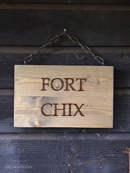 Hönsskylt i trä " Fort Chix"