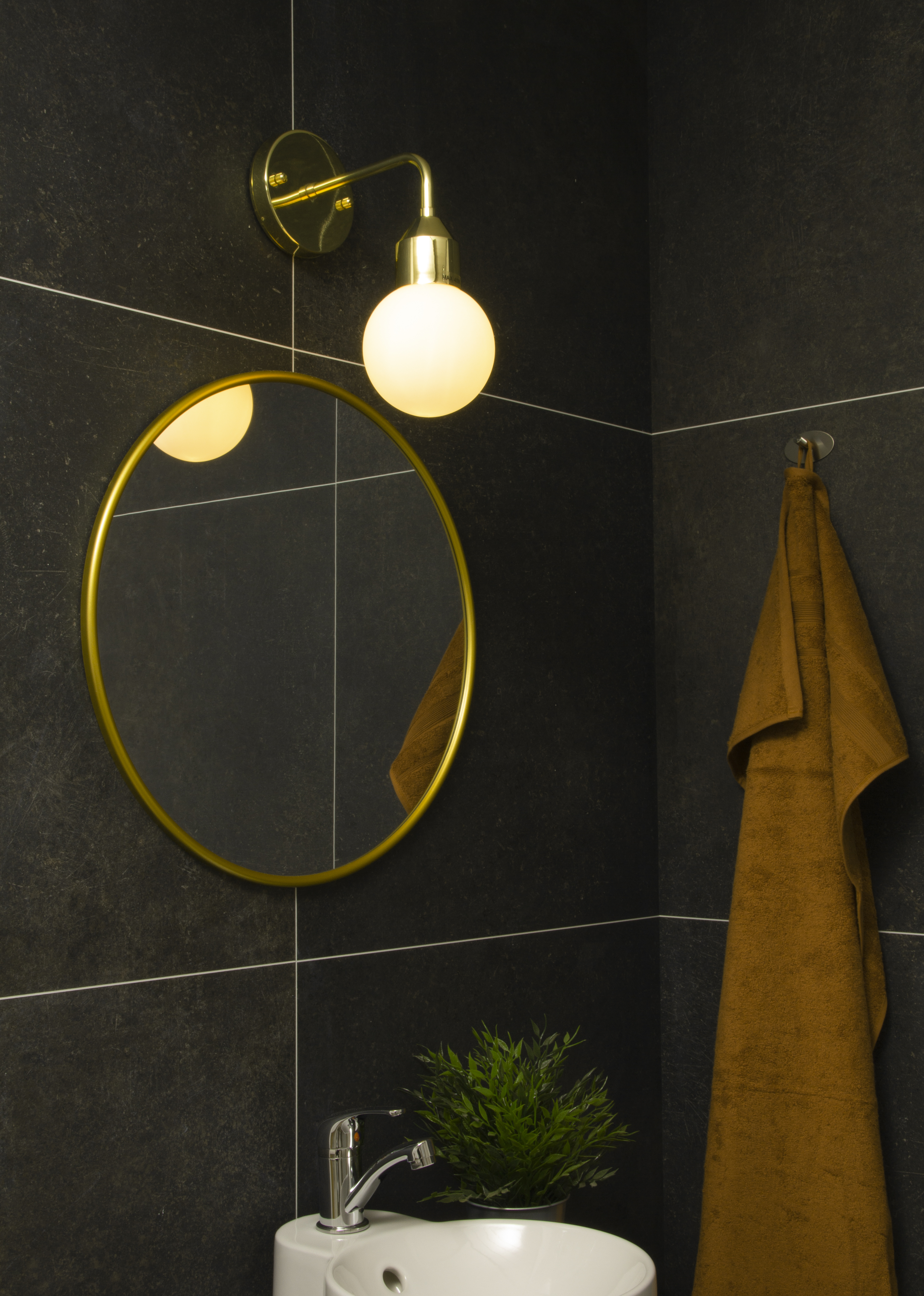 FLORENS vägglampa bad, mässing/opal - Aneta Lighting