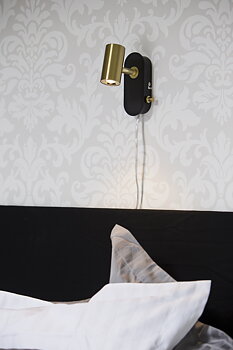 GUSTO väggspot, svart/mässing - Aneta Lighting