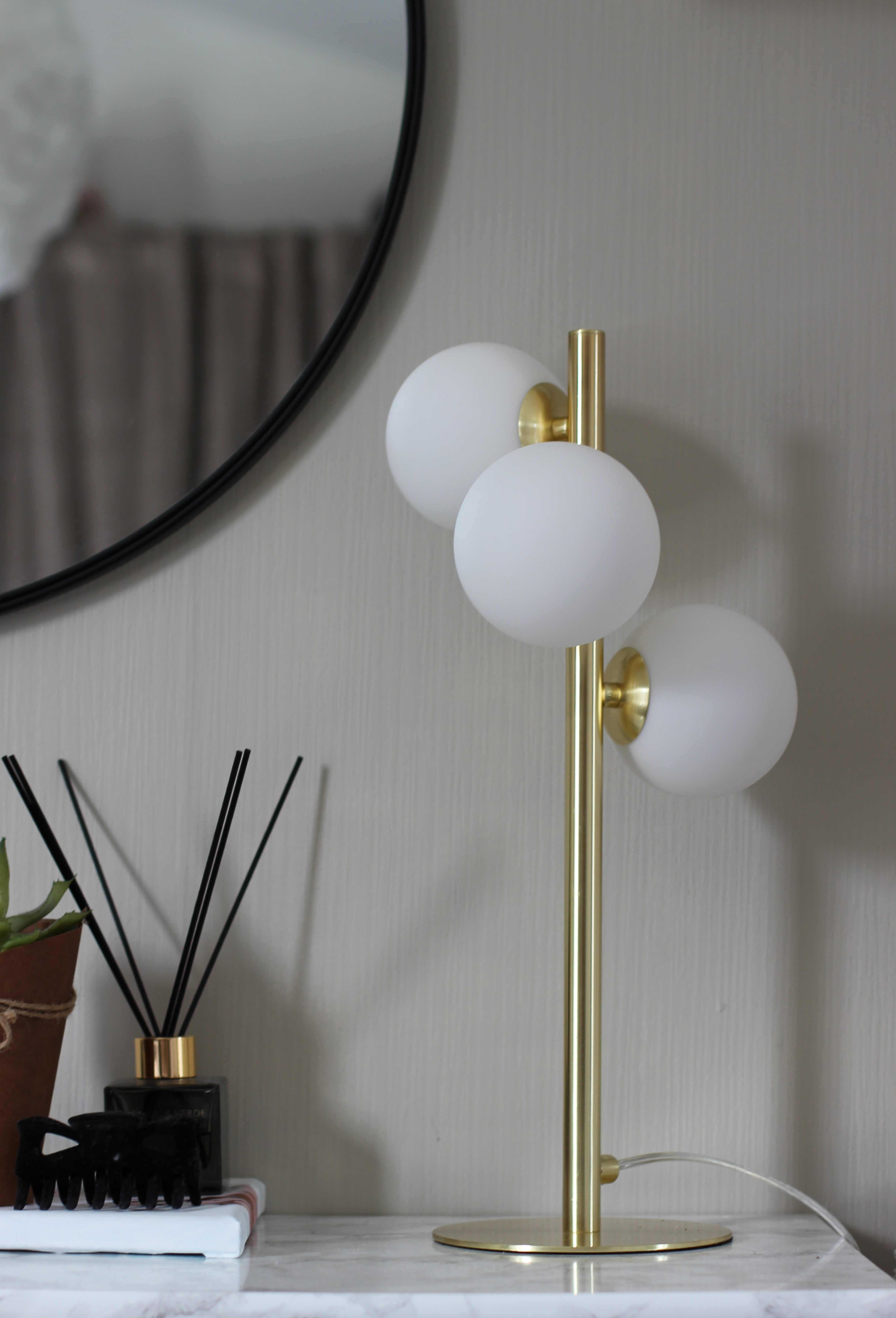 MOLEKYL bordlampa 3a, matt mässing/vit - Aneta Lighting - 3