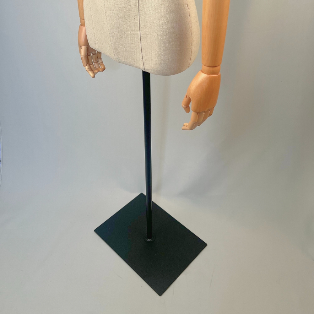 Skräddarbyst i linnetyg med träarmar, Donna med metallplatta - 5
