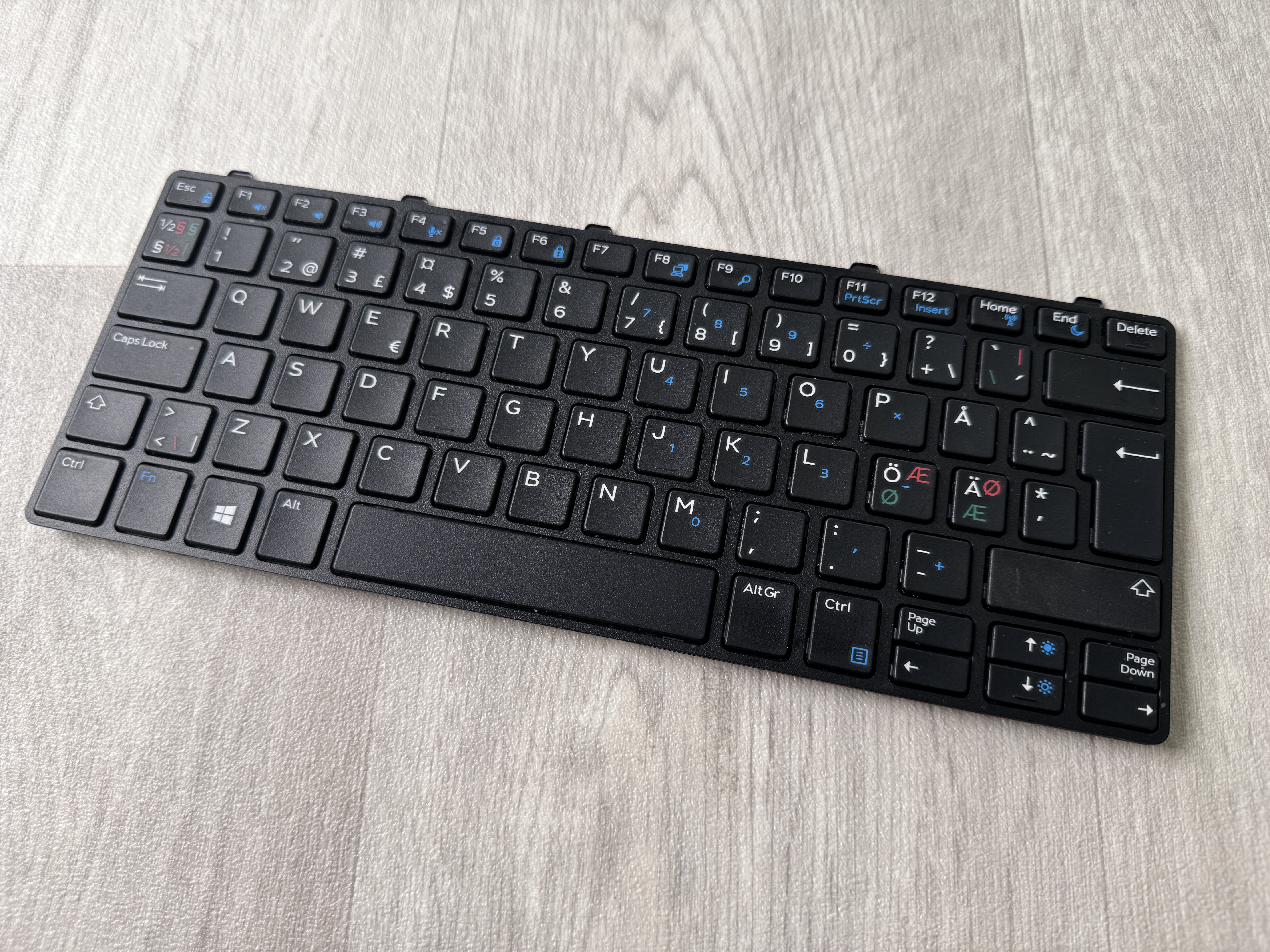 Dell Original Tangentbord / Keyboard Latitude 3180 3189 3190 3380 Nordic DFH00