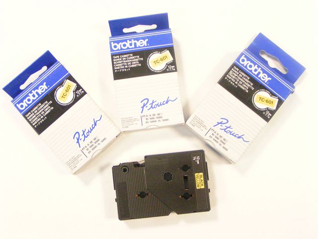 Tape BROTHER TZE435 12mm vit på röd