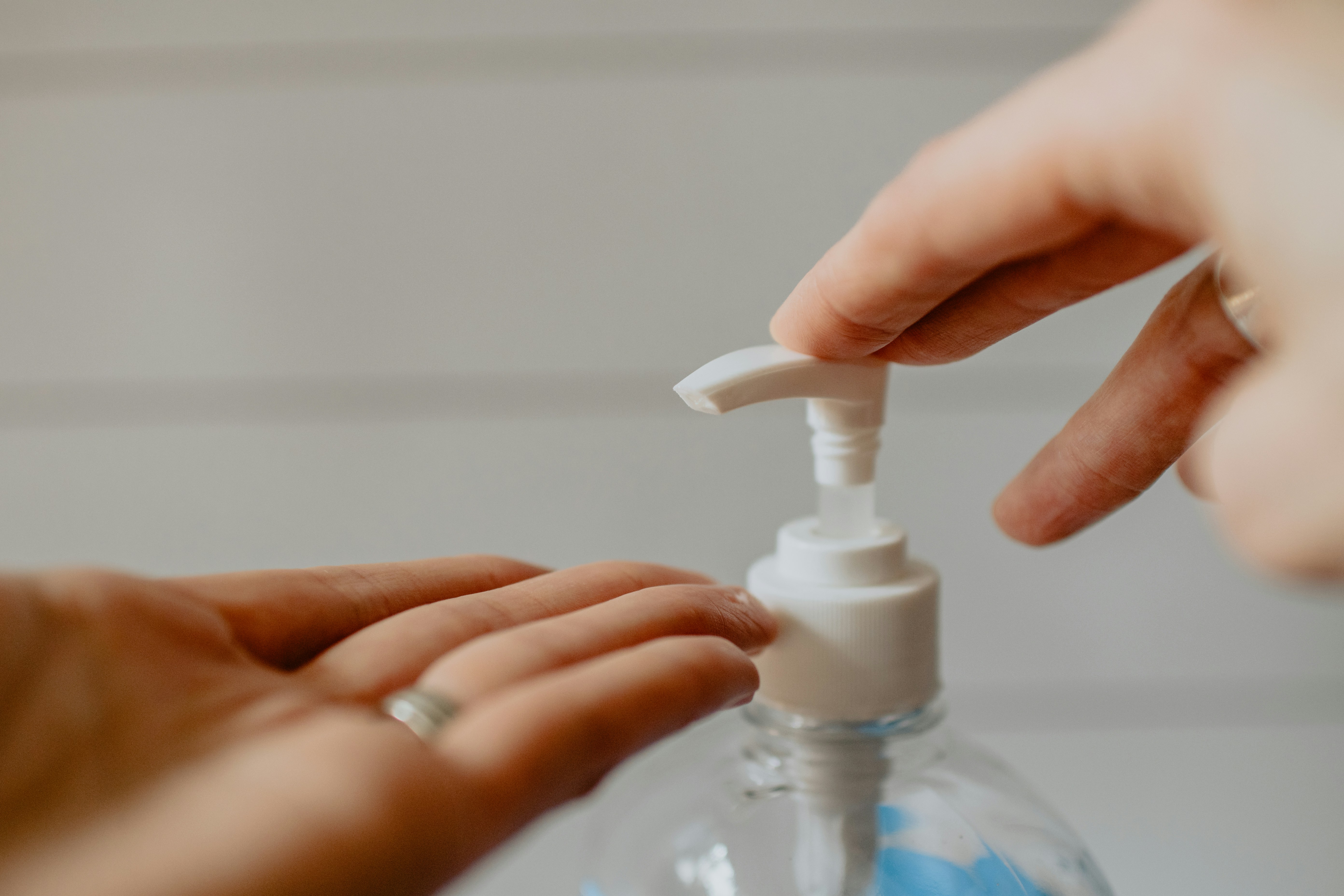 Handhygien på jobbet — handsprit, tvål och dispensrar