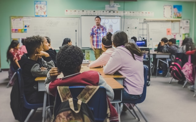 Vad behöver ett klassrum av skolmaterial? Checklista för lärare