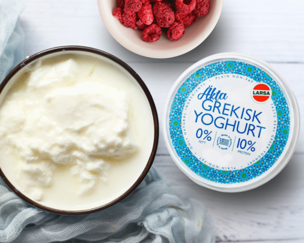 Grekisk Yoghurt Krämig grekisk yoghurt med rik smak och silkeslen konsistens. Njut naturell, toppa med honung, frukt, eller bär eller använd som grund i tzatziki och andra klassiska rätter. Alltid lika god och mångsidig! Se produkter