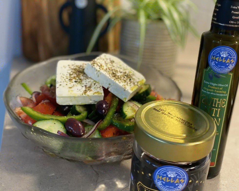 Fetaost Äkta grekisk fetaost som är krämig, smakrik och gjord på traditionellt vis. Perfekt i sallader, röror eller på mezetallriken. Varje bit speglar Medelhavets genuina smak och hantverk. Se produkter