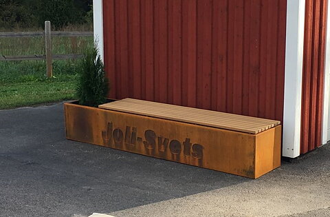 Sittbänk med inbyggd kruka.