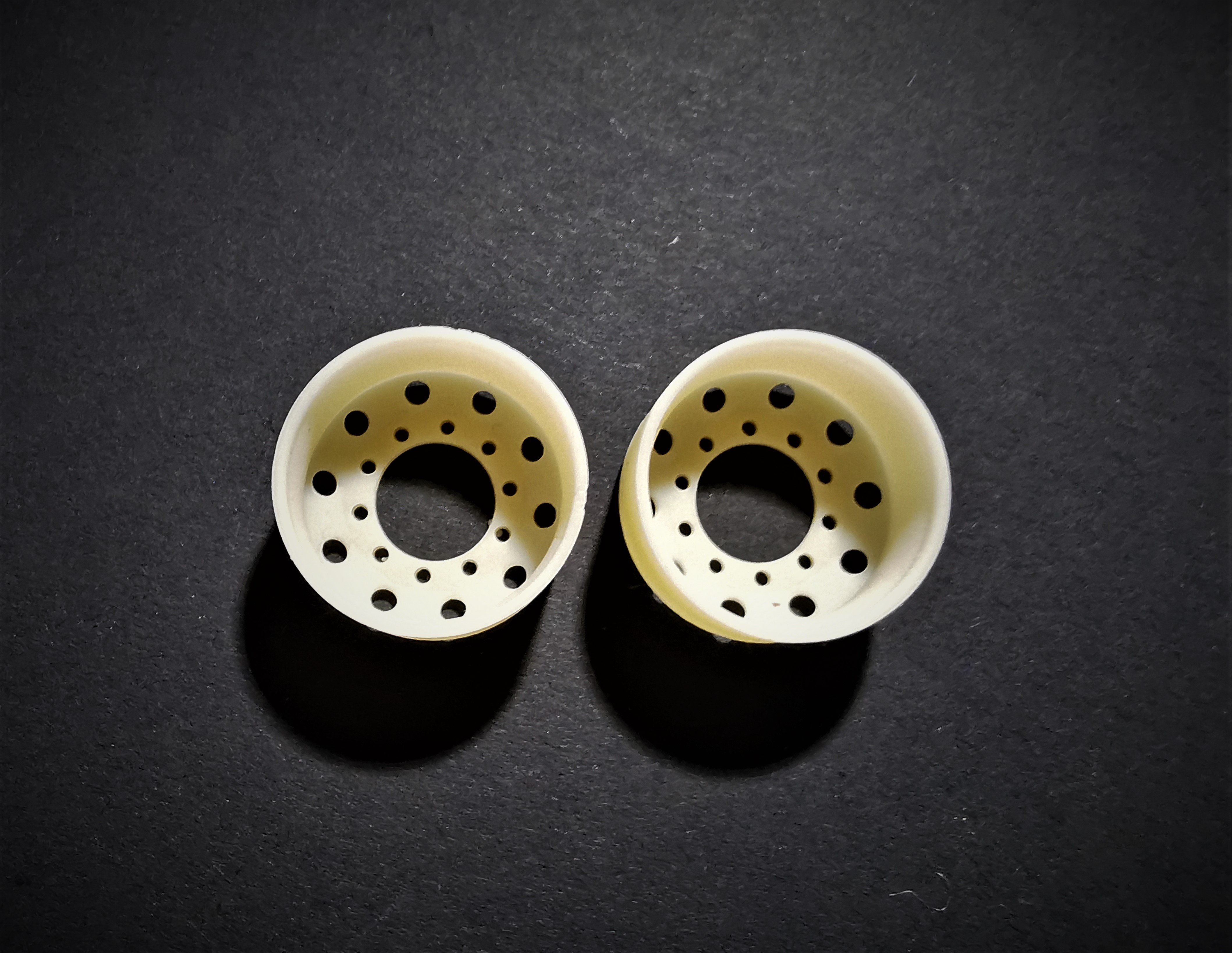 Alcoa Rear rims Without nuts! (for one rear axle)