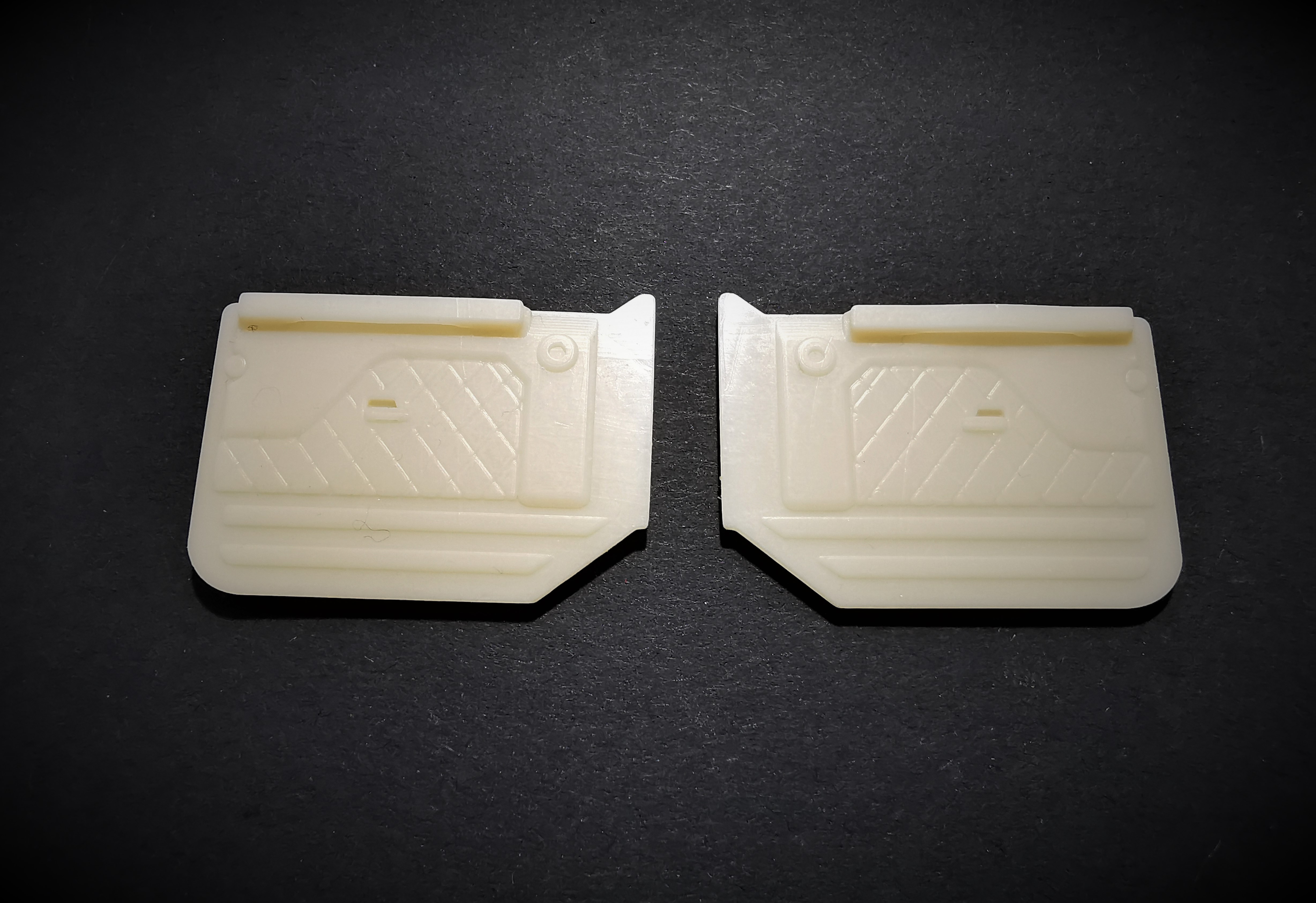 Scania 2/3 serie Dörrsidopaneler  Höger och vänster 1:24 resin
