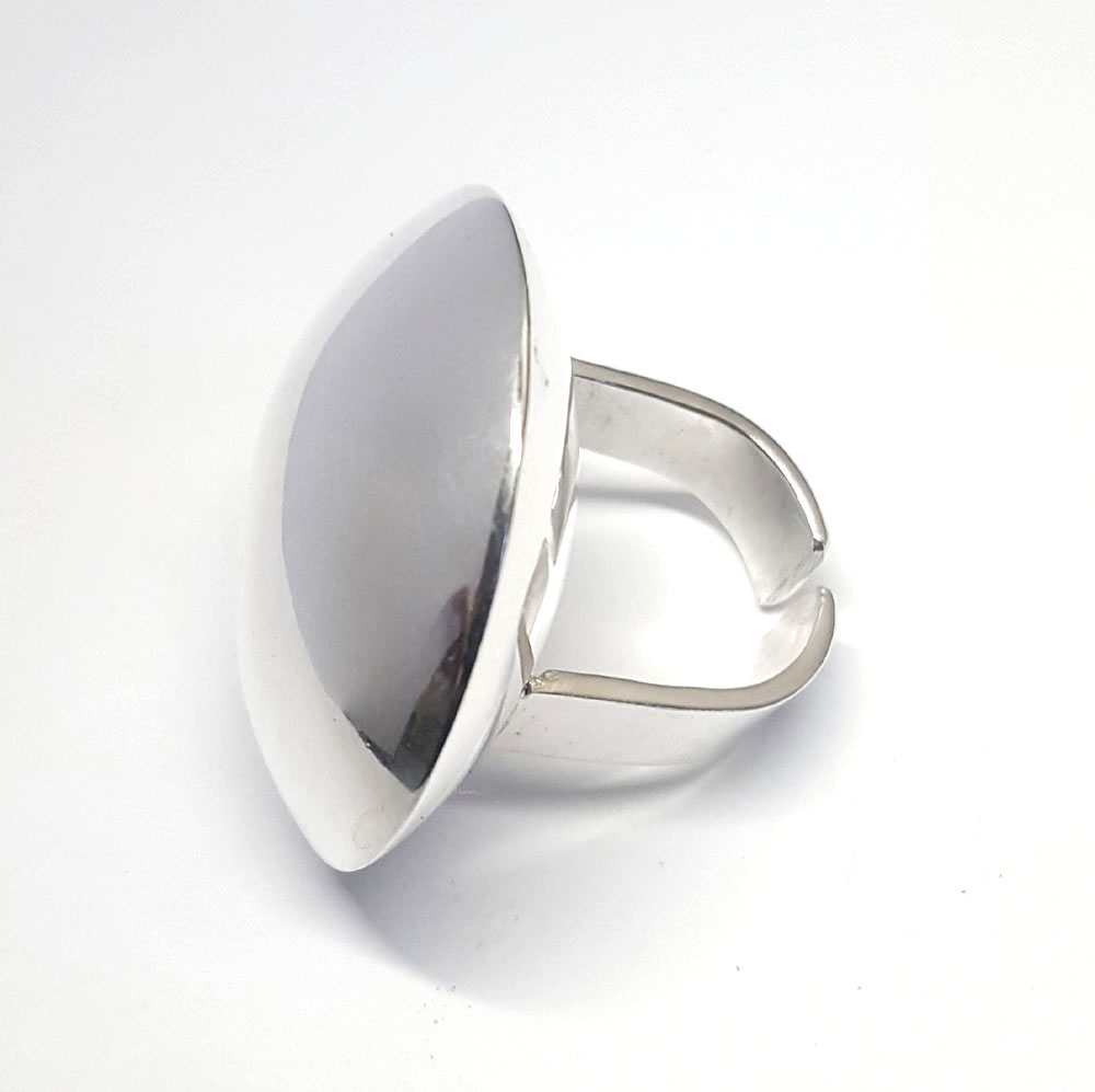 Big silverring with "flying saucer"