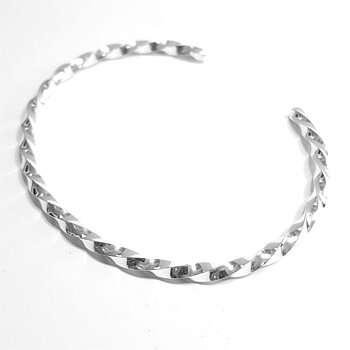 Stelt vridet silverarmband