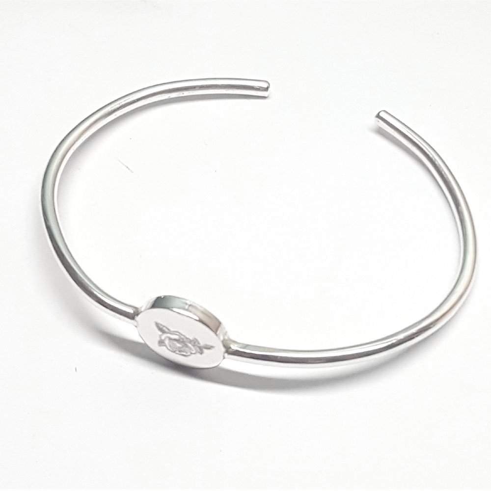 Silver bangle with round plate