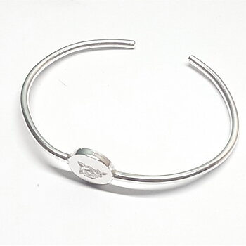 Silver bangle with round plate