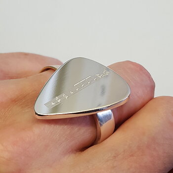 Open silverring with plectrum