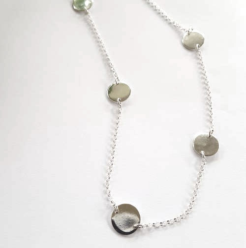 Silverhalsband med runda brickor - 2