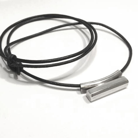 Silverhalsband med läderrem