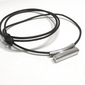 Silverhalsband med läderrem
