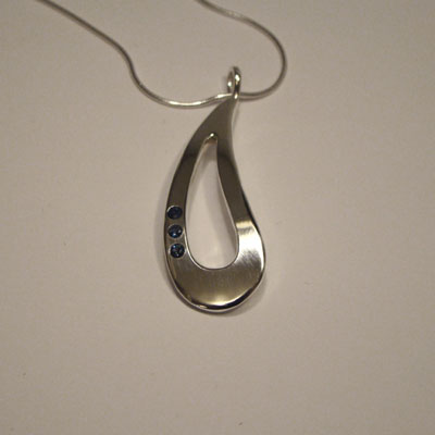 Pendant with sapphires
