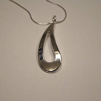 Pendant with sapphires