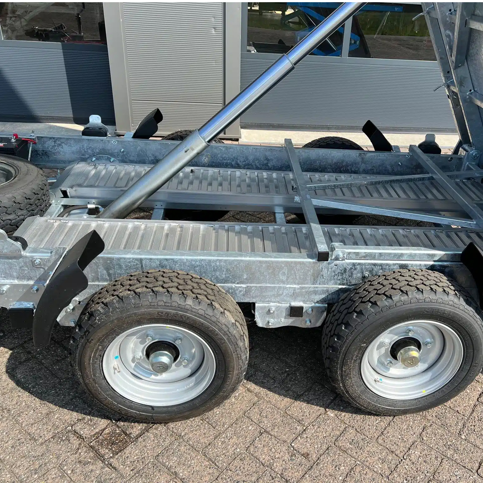 310 x 180 - 3500 kg :::  Bakåt-tipp NUGENT T3118H - 2