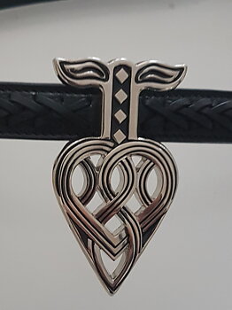 Hugrun Ennislauf Odin med  tillhörande huvudlag