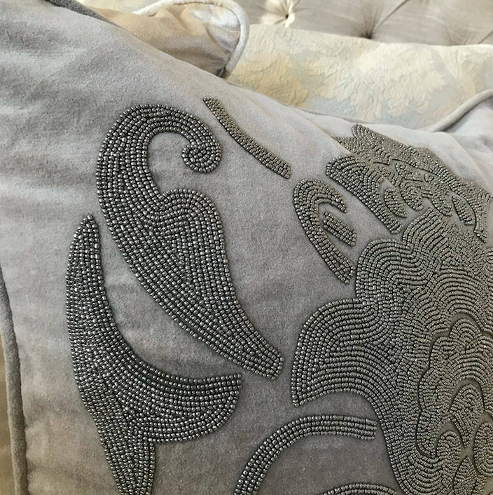 Kuddfodral ljusgrått handbroderat, Divine