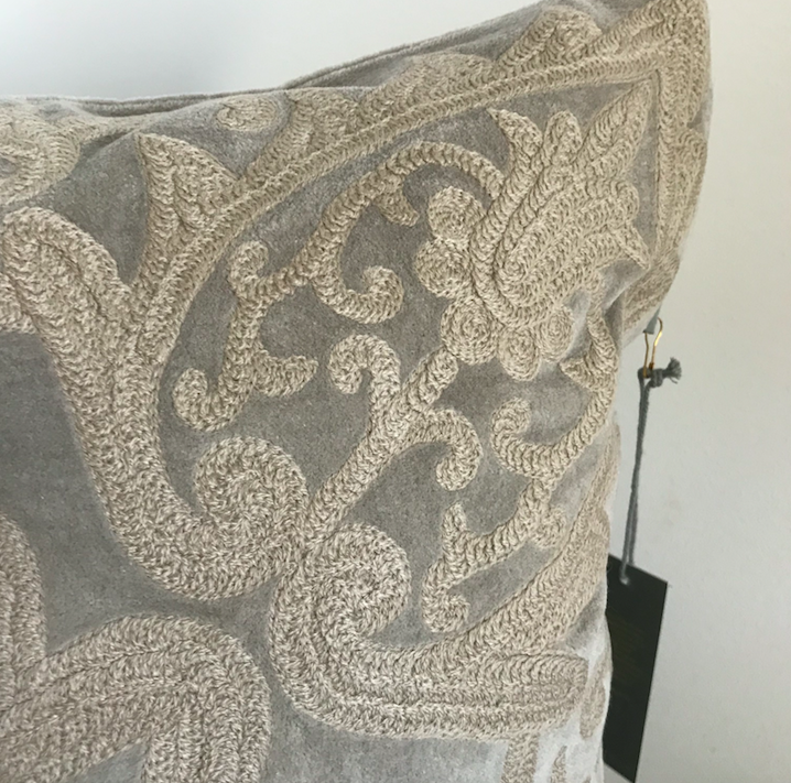 Kuddfodral Ljusgrå sammet med broderi, Royal - 4