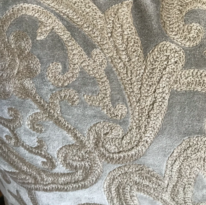 Kuddfodral Ljusgrå sammet med broderi, Royal